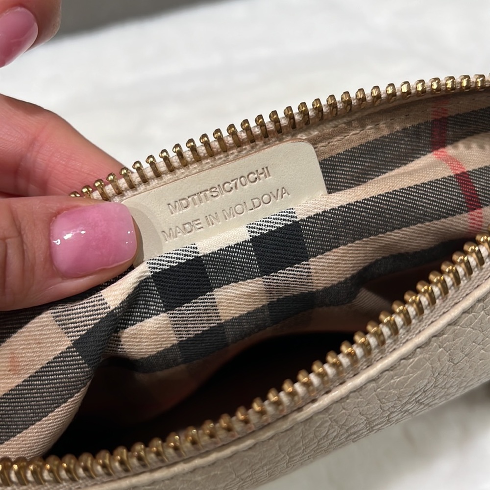 Burberry cross body with gold chain. - Picture 6 of 13